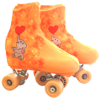 Patins com capas laranja e desenho de elefante com balão vermelho