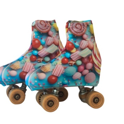 Patins de quatro rodas com padrão colorido de doces