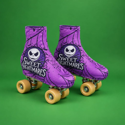 Patins roxos com padrão de teia de aranha, rosto de caveira branco e texto SWEET NIGHTMARES