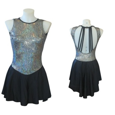 Vestido de senhora desportivo com parte superior prateada brilhante e saia preta fluida
