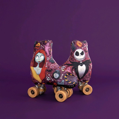 Patins de quatro rodas com capas temáticas de Halloween roxas, laranja e preto