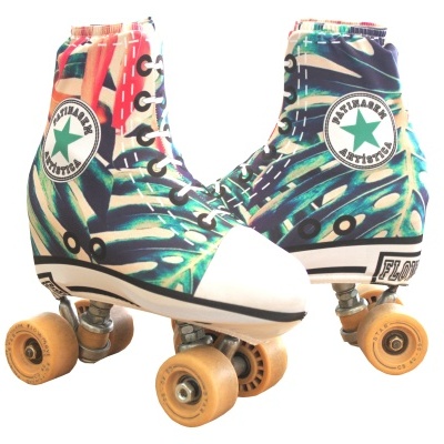 Patins coloridos com padrão digital e rodas amarelas