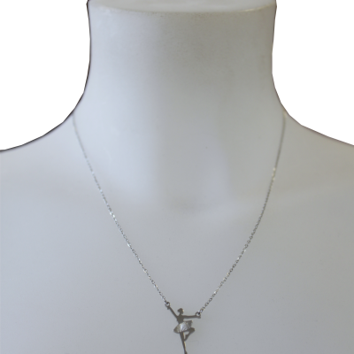 Colar prateado com pendente de bailarina em manequim branco.
