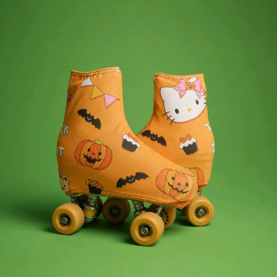 Patins com capa laranja decorada com Halloween e Hello Kitty
