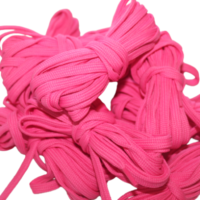 Vários pares de atacadores cor-de-rosa enrolados