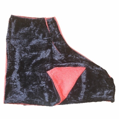 bota ou capa para pé em tecido preto aveludado com interior vermelho