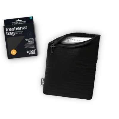 Saco ambientador preto com fecho e respectiva embalagem preta com texto branco