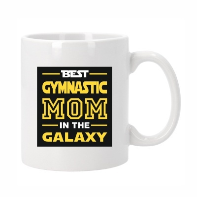 Caneca branca com texto amarelo e branco sobre fundo preto