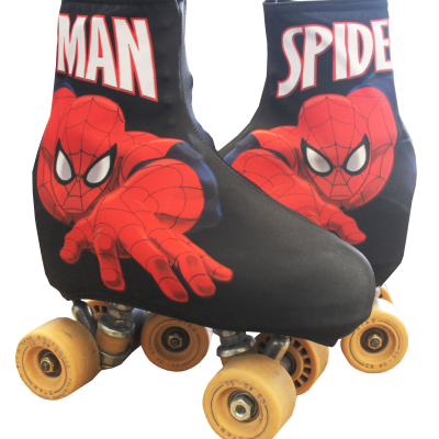 Patins com capas pretas e design de Homem-Aranha em vermelho e branco.