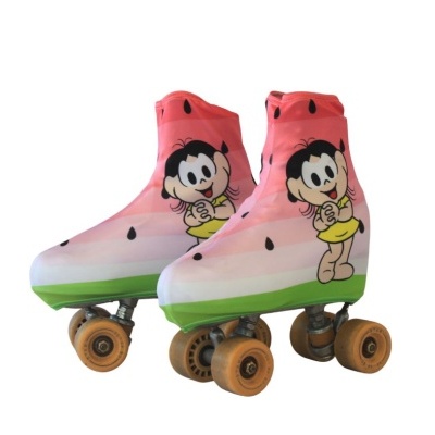 Patins em linha coloridos com capa decorada