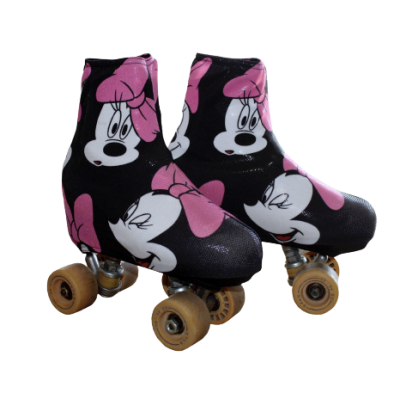 Patins clássicos com estampa da Minnie Mouse em preto, branco e rosa.