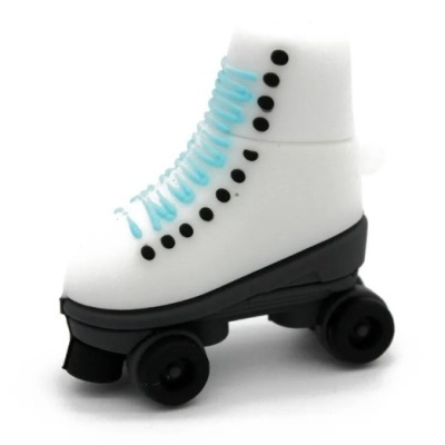 Patins clássico branco com atacadores azuis e base preta