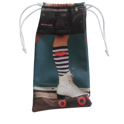 Saco de tecido com estampa de pata com patins, meia às riscas e rádio antigo