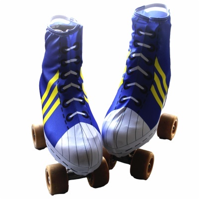 Par de patins de quatro rodas azuis e amarelos com atacadores e rodas castanhas