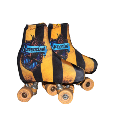 Patins clássicos com capa têxtil preta e amarela e texto Ravenclaw