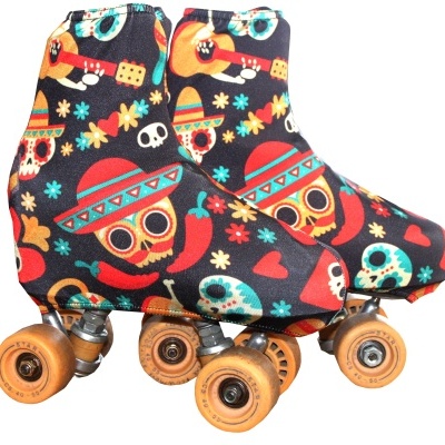 Patins roller com capas negras decoradas com caveiras coloridas e padrões mexicanos