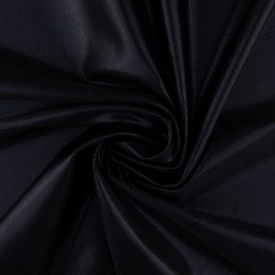 tecido preto suave e brilhante com dobras em espiral