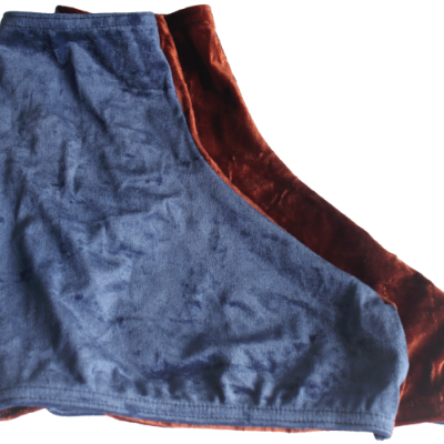 Toalhas felpudas azul e castanha sobrepostas