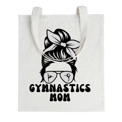 Saco de tecido branco com estampa preta de cabeça com lenço e óculos, texto GYMNASTICS MOM
