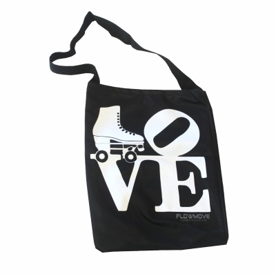 Mala preta com estampagem branca de palavra LOVE com patim