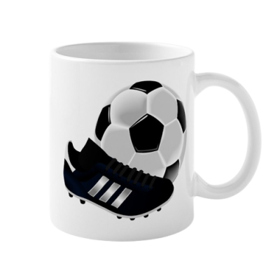 Caneca branca com bola de futebol e chuteira desenhadas