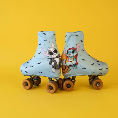 Patins com capas azuis claras com personagens de Halloween e morcegos pretos