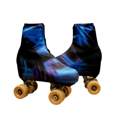 Par de patins de quatro rodas com capa protetora preta e azul