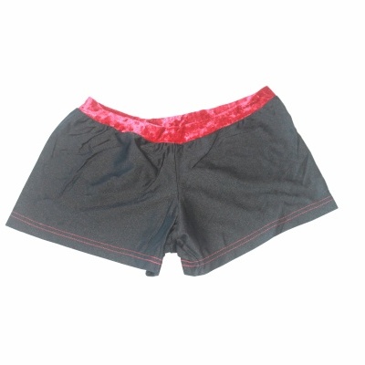 Calções pretos com cós vermelho e costuras vermelhas