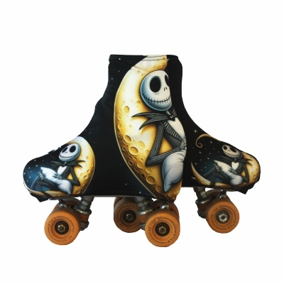 Patins de quatro rodas com design esquelético e lua