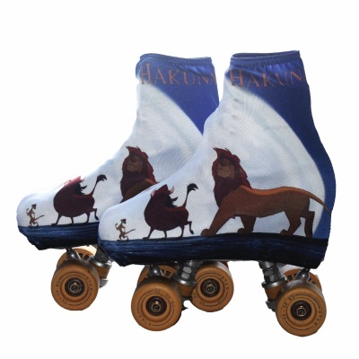 Patins de rodas com cobertura com ilustração O Rei Leão e texto HAKUNA