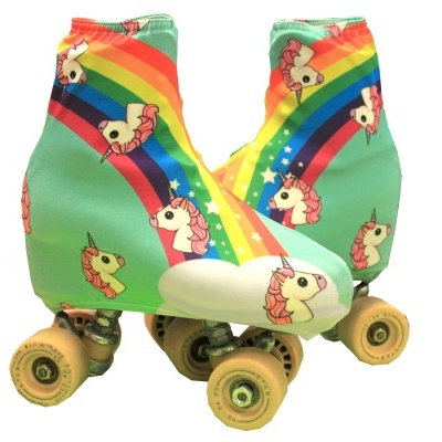 Patins de rodas com capas de tecido verde claro com unicórnios e arco-íris
