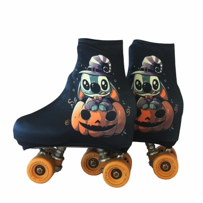 Patins com capa preta e imagem de panda em abóbora