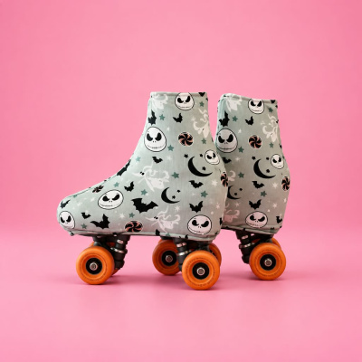 Patins com capa cinzenta estampada e rodas laranja