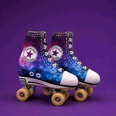 Patins quad com design galáxia e frase Patinagem Artística em fundo roxo