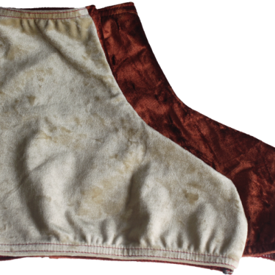 Duas capas para pés em tecido aveludado creme e vermelho escuro