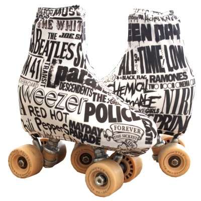 Patins de rodas duplas brancos com estampado preto com nomes de bandas musicais
