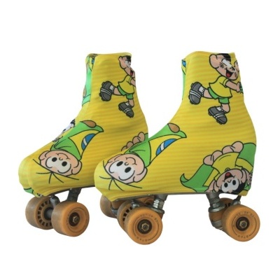 Patins retrô com capa amarela e desenhos animados