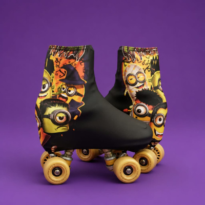 Patins com capa preta e estampas de personagens amarelos de Halloween em fundo roxo