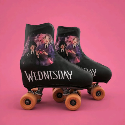 Patins de rodas com ilustração e texto Wednesday em fundo rosa