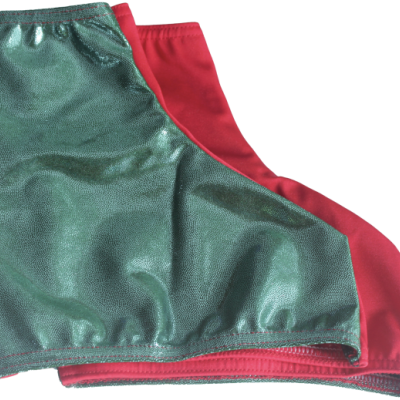 Duas capas de tecido verde metálico e vermelho fosco dobradas