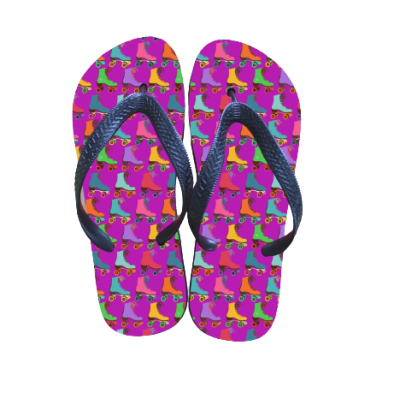 Chinelos com estampa colorida de patins em fundo rosa e tiras pretas