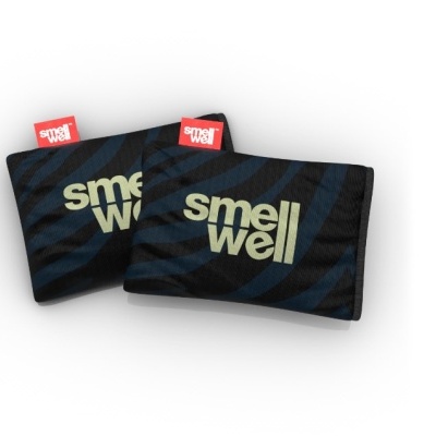 Dois sacos de tecido pretos com padrão azul e etiqueta vermelha com texto branco 'smell well'