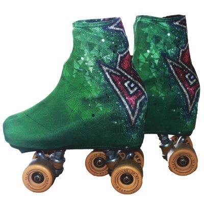 Par de patins com capa verde e rodas laranja