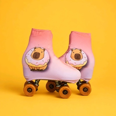 Patins em linha rosa com desenhos de animal dentro de rosquinha em fundo amarelo.