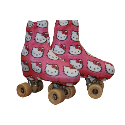 Patins com capa rosa e desenhos da Hello Kitty