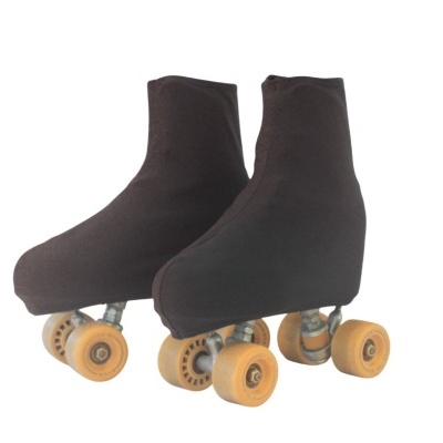 Patins de rodas com capa preta e rodas amarelas