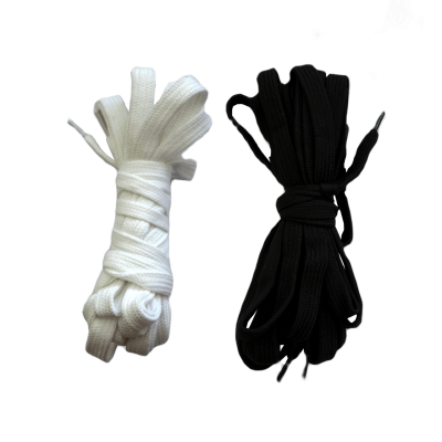 Par de atacadores branco e preto enrolados com ponteiras plásticas