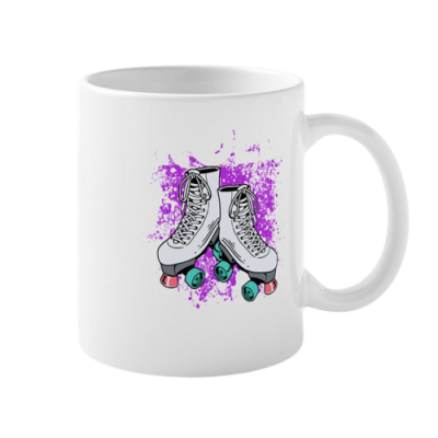 Caneca branca com ilustração de patins de rodas coloridos