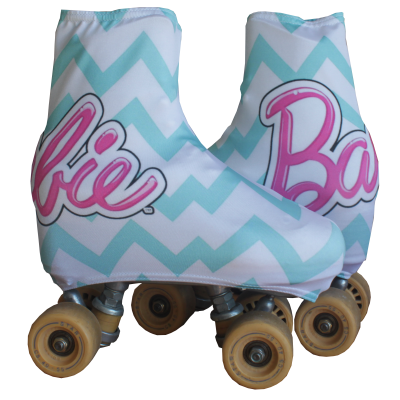 Patins de rodas quad com padrão ziguezague azul claro e branco e texto Barbie em rosa