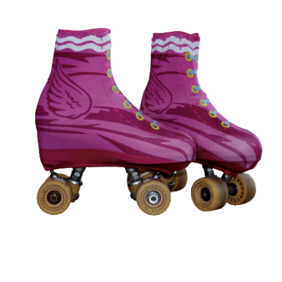 Par de patins roller rosa com padrão de asas e rodas bege